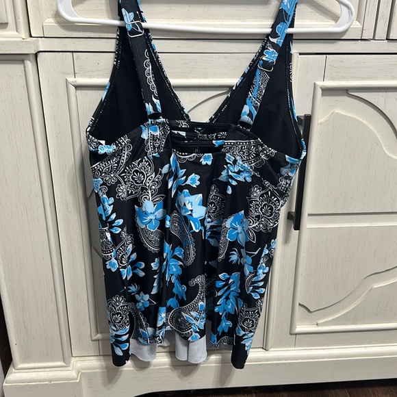 Women’s size medium swim top - Picture 2 of 5